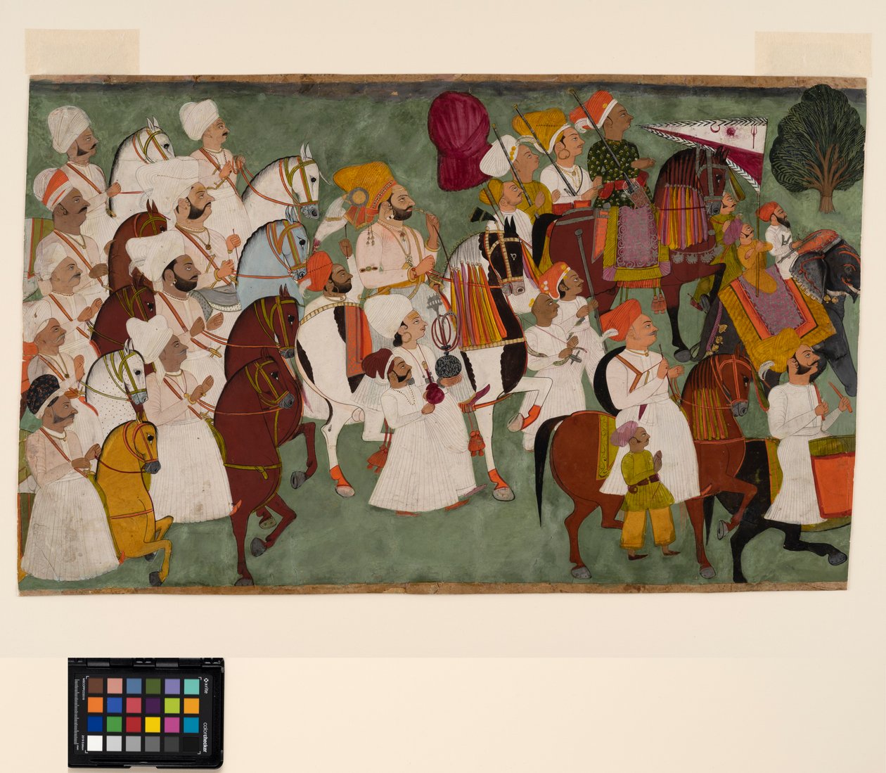 Akhi Singh, maiyeti ile biniyor, c.1750 (kağıt üzerinde opak suluboya ve altın rengi) by Indian School