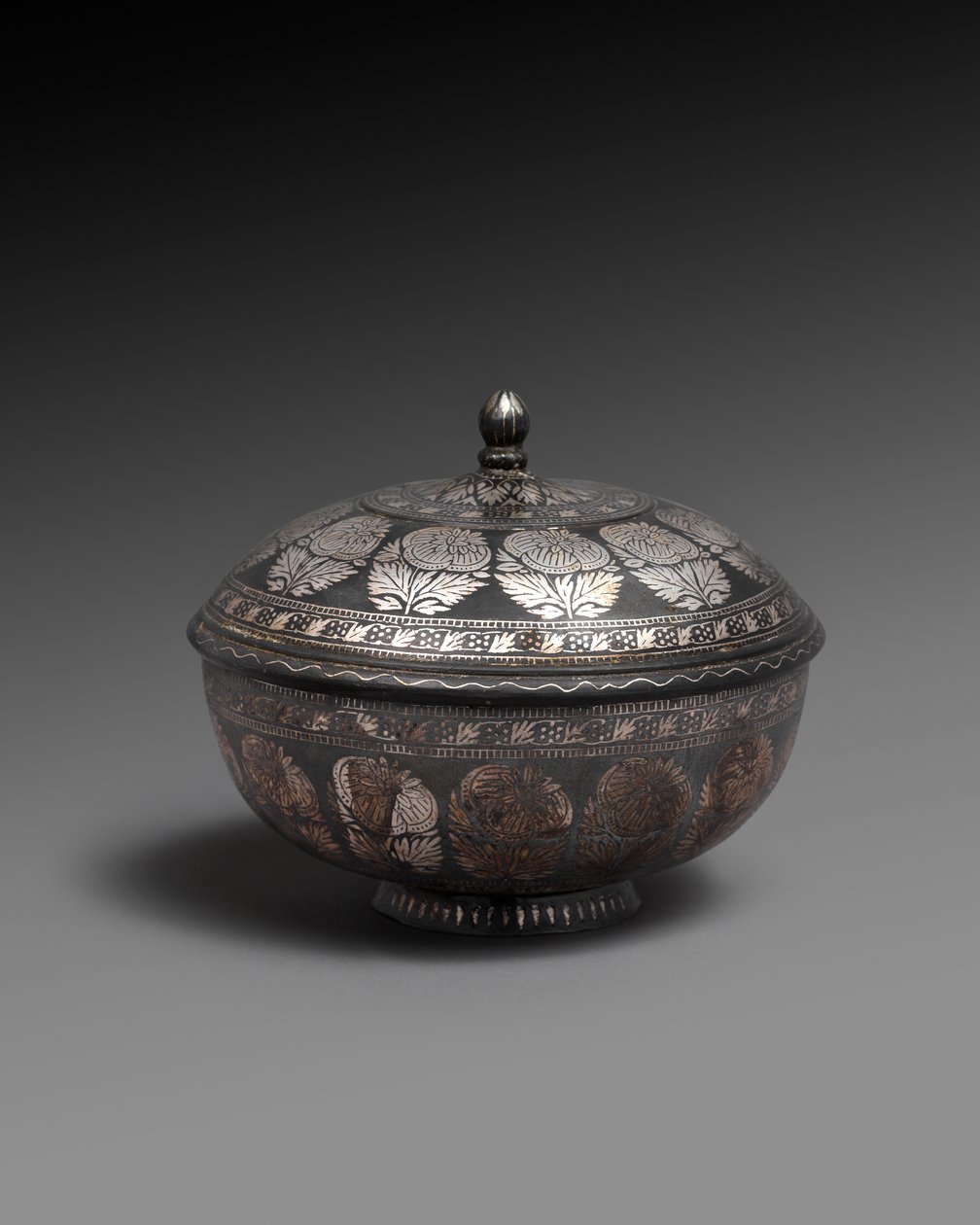 Gümüş kakma metal alaşımdan kase ve kapak, her biri natüralist çiçeklerden oluşan bir şerit, 1700-1899 by Indian School
