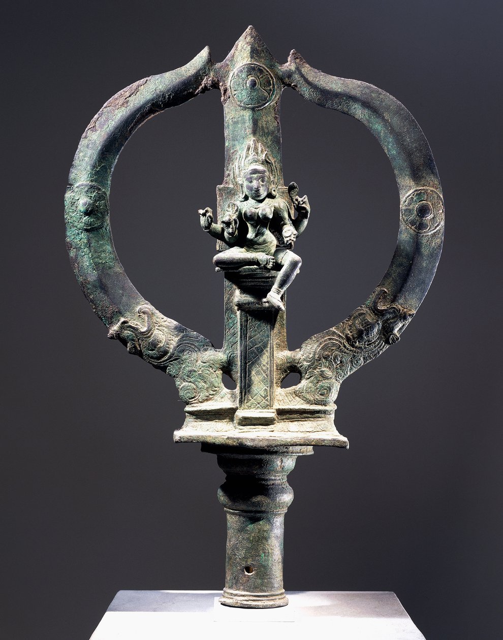 Salgınlar sırasında geçit törenlerinde taşınan çiçek hastalığı tanrıçası Mariyammai figürlü bronz trident, Hint uygarlığı by Indian School