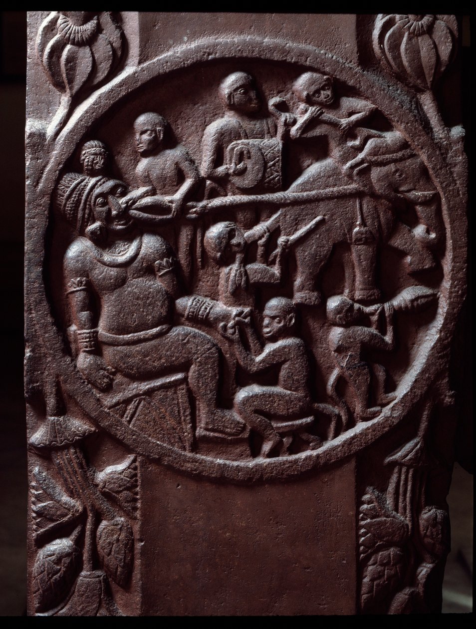 Budizm: “Maymunlar bir fil yakalar ve devin dişini çıkarmak için onu sürükler) detay du stupa de Bharhut (Barhut, Barouth) Siyah taştan alçak kabartma, MÖ 2. yüzyıl (MÖ 2. yüzyıl) - Kalküta, Hint müzesi by Indian School