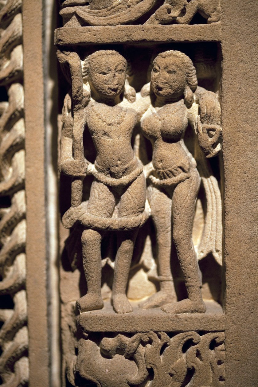 Bir çift aşık. Oyma taştan kapı çerçevesi, Rajasthan veya Uttar Pradesh (Hindistan) sanatı, 9-10. yüzyıl. Kore Ulusal Müzesi, Seul (Güney Kore). by Indian School