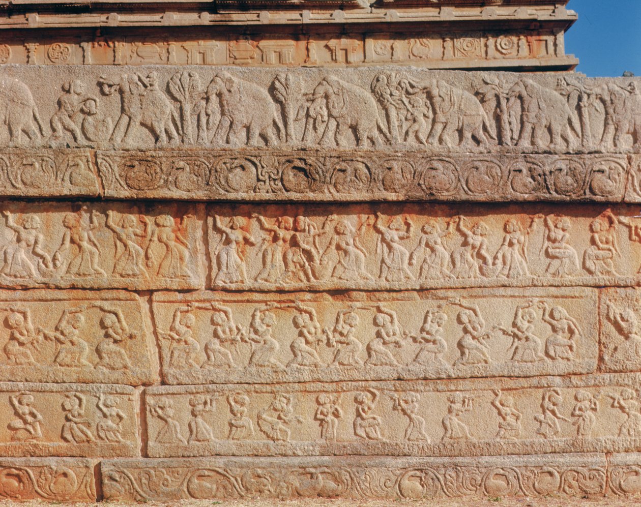 Duvarın detayı, Mahanavami Dibba