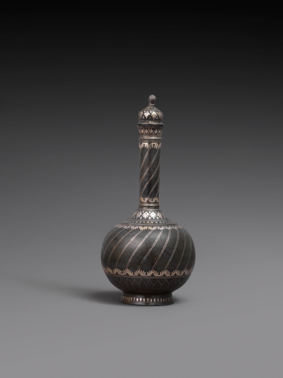 Şişe ve kapak ve sehpa veya gümüş ile kakma metal alaşımdan tabak, 1700-99 by Indian School