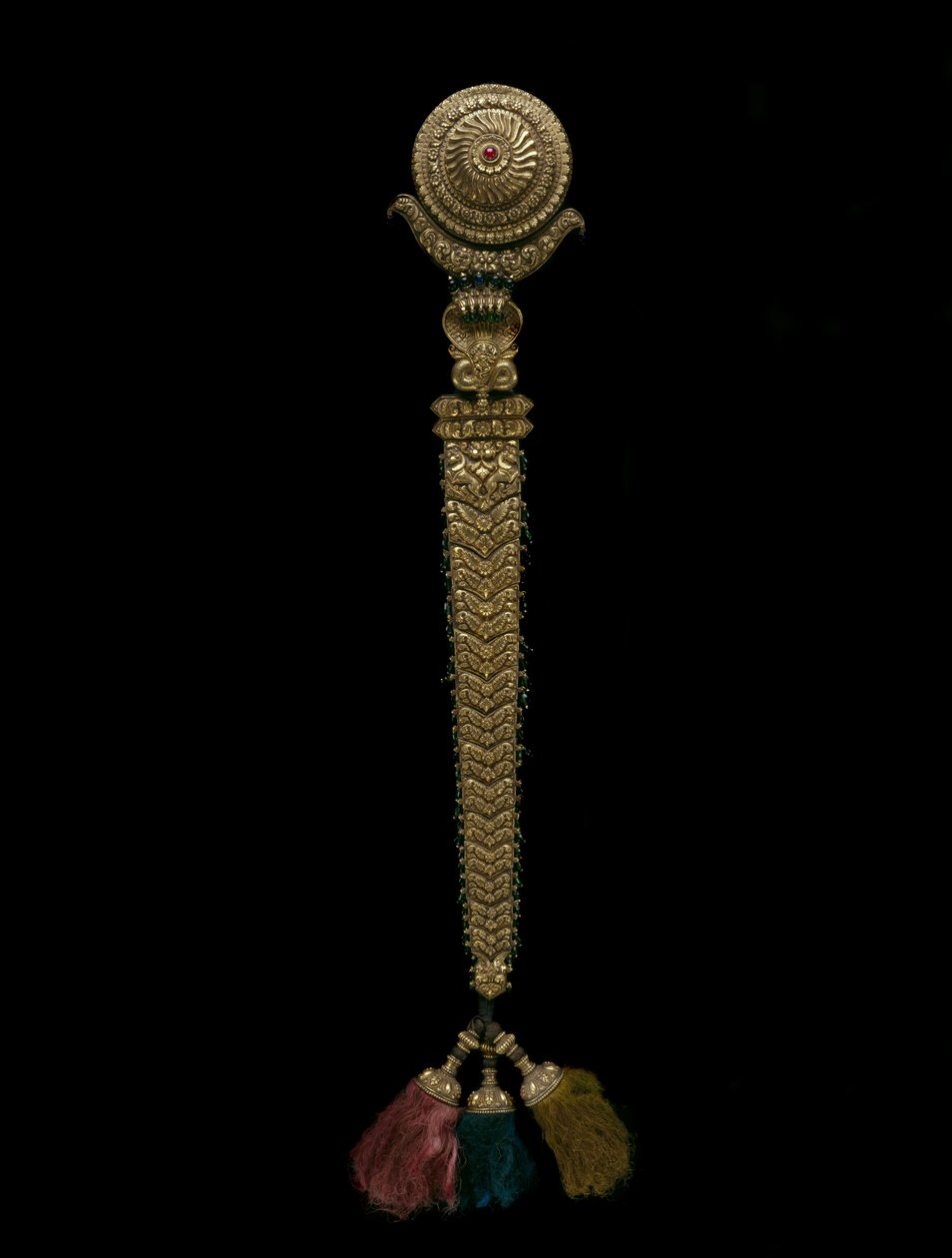 Saç Süsü (altın, yeşil ve kırmızı değerli taşlar ve kumaş kordon) by Indian School