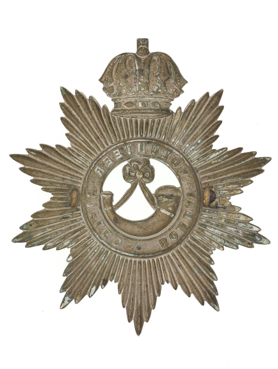 Kask rozeti, Bombay Gönüllü Tüfekleri, 1877-1901 by Indian School