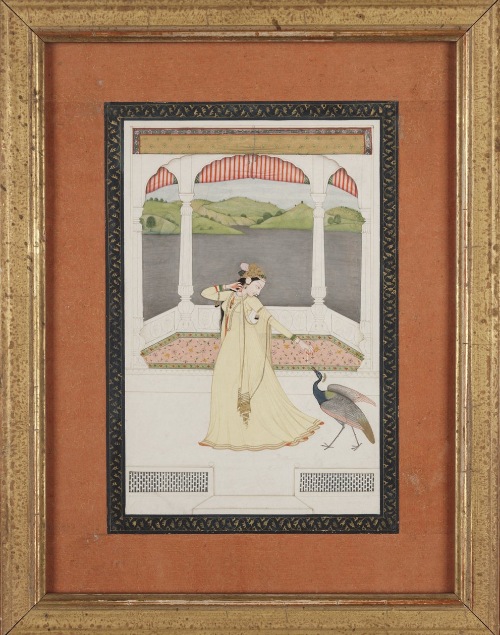 Bir tavus kuşunu bir dizi inciyle baştan çıkaran hanımefendi, yaklaşık 1800 (kağıt üzerinde guaj ve altın) by Indian School