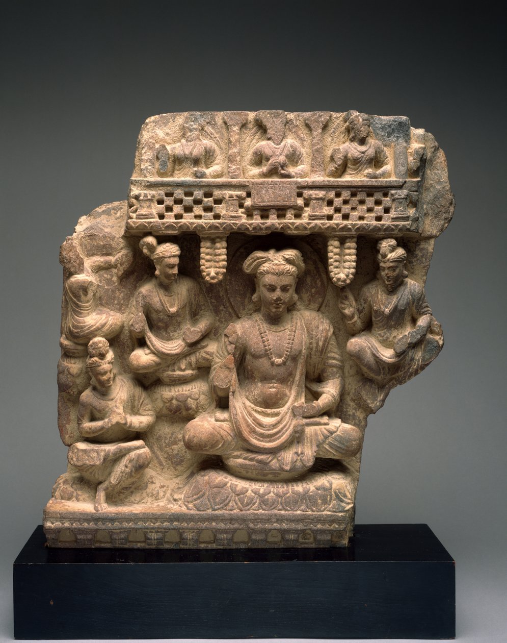 Maitreya (pembe kumtaşı ile gri şist) by Indian School