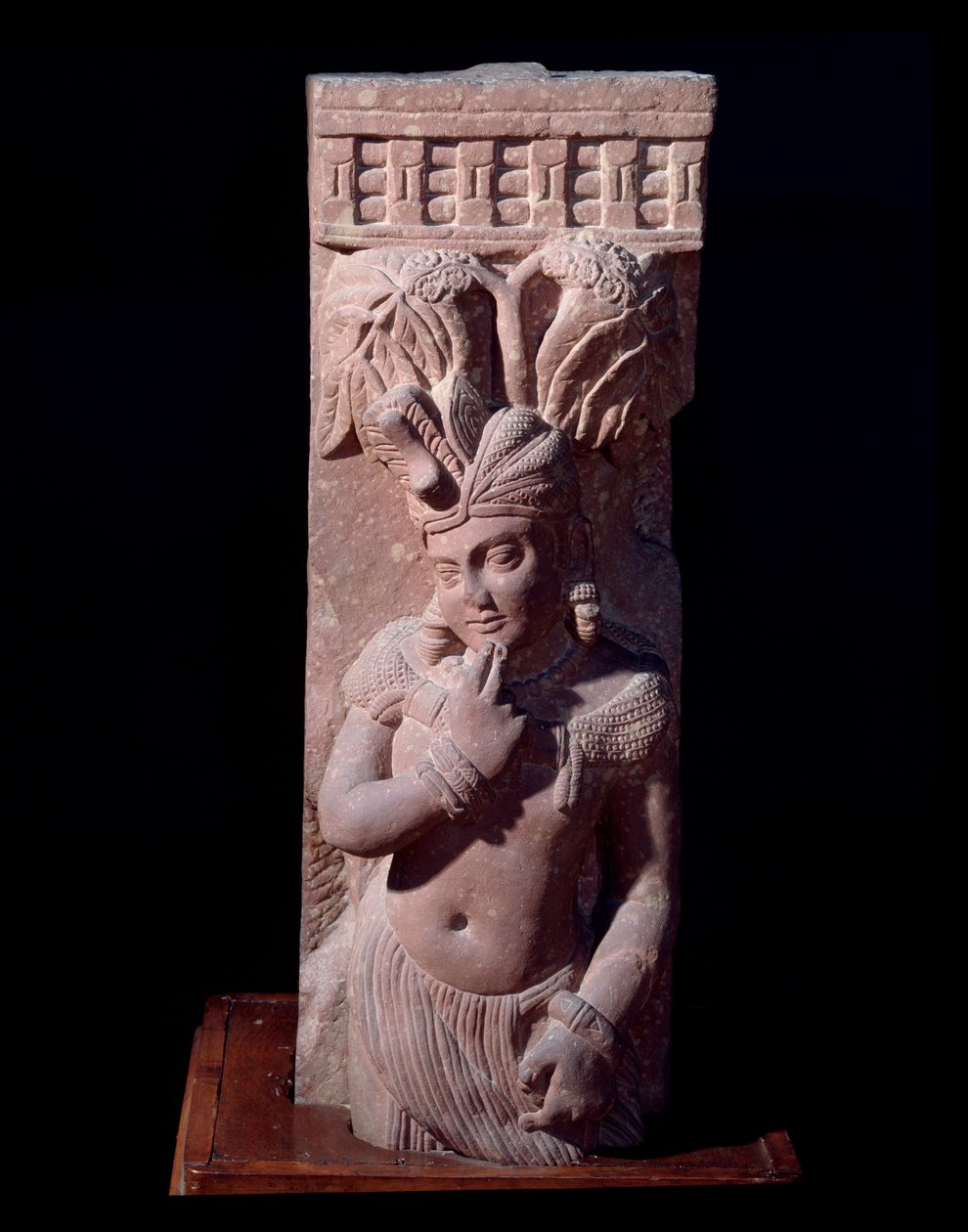 Rishyasringa, bir geyiğin boynuzlarıyla doğan bir çocuk, ilk cinsel deneyiminden sonra kendinden geçmiş (kırmızı kumtaşı heykel, Kuşan İmparatorluğu) by Indian School