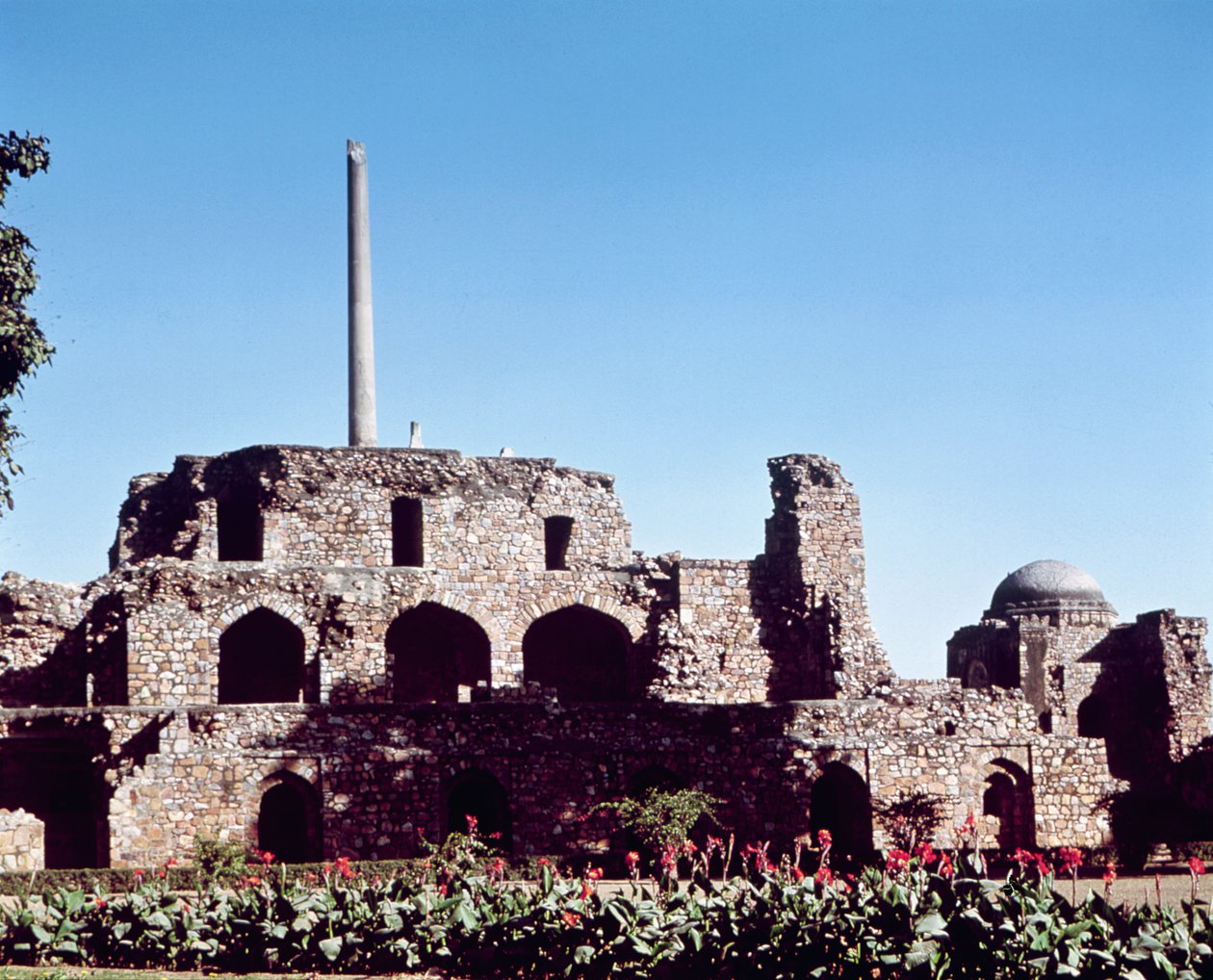 Firuz Shah Tughluq (1351-88) tarafından kurulan Kotla Firuz Shah kalesinin kalıntıları by Indian School