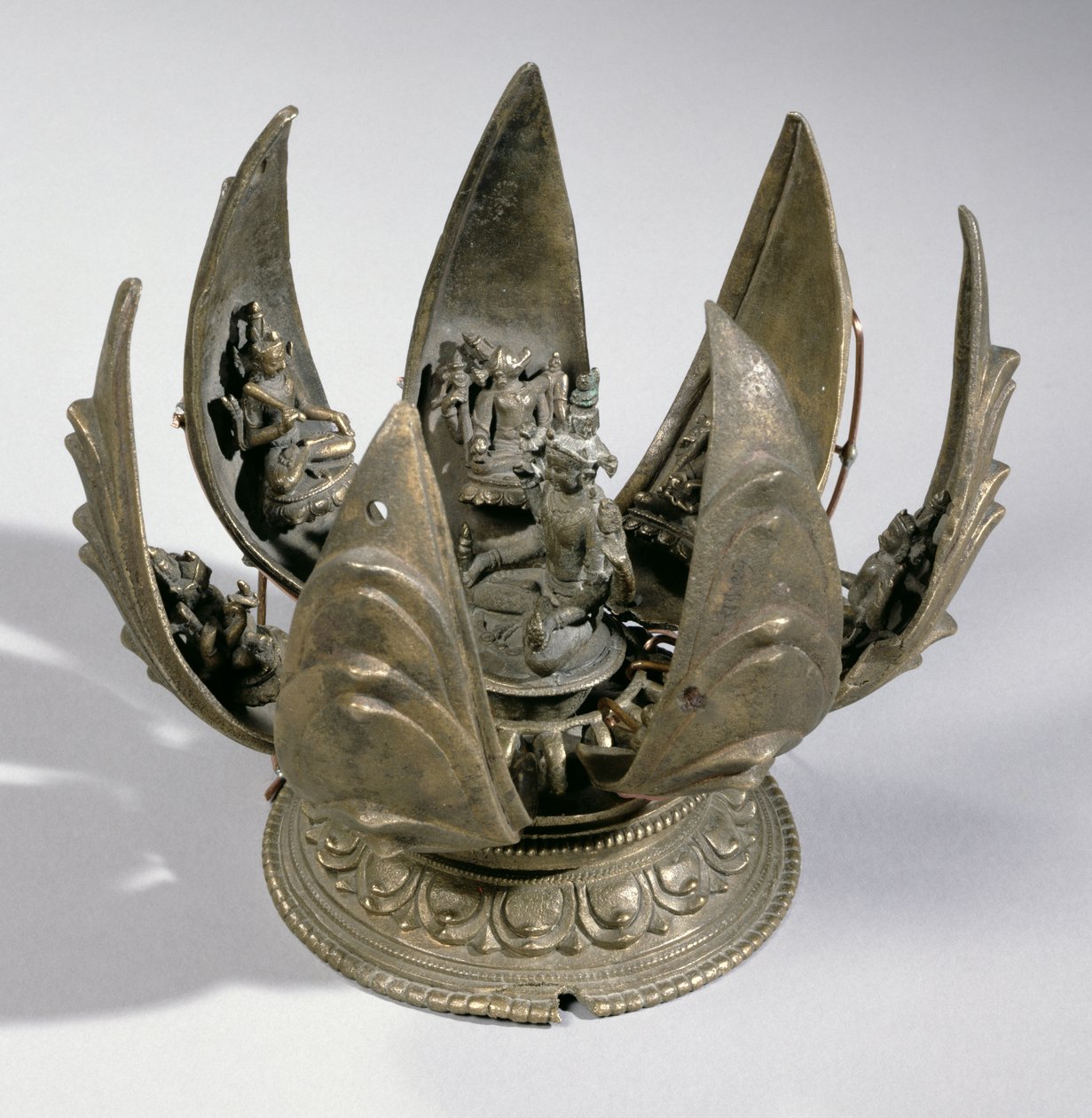 Menteşeli taç yaprakları üzerinde enkarnasyonlarıyla çevrili lotuslu Vişnu, Doğu Hindistan, c.1200 (bronz) by Indian School