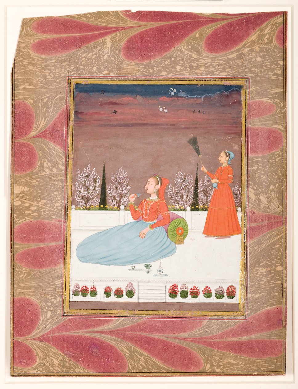 Elinde bir chauri olan bir görevliyle terasta oturan kadın, c.1735 (kağıt üzerinde opak wc ve altın rengi) by Indian School