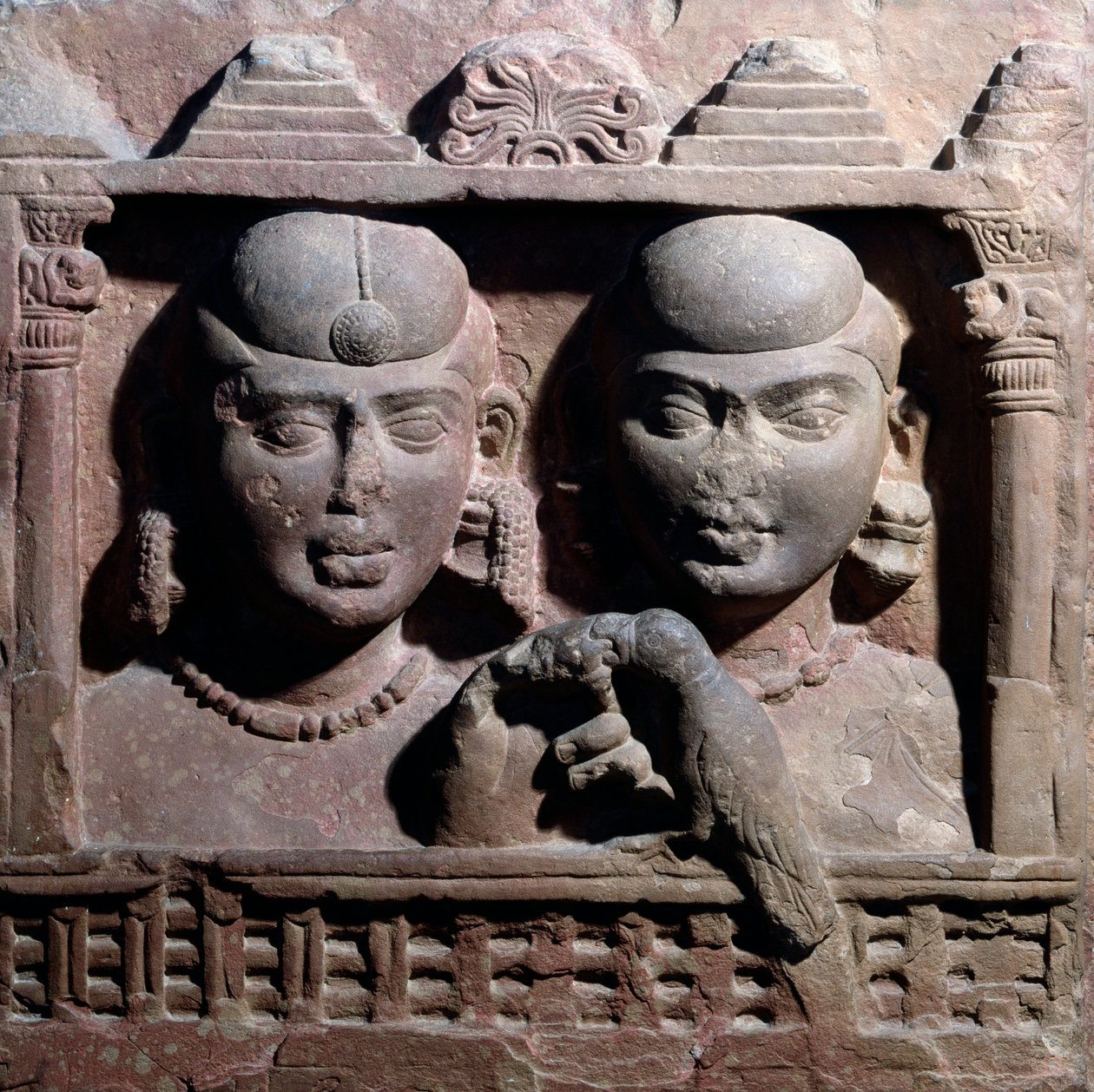 Yaksha ve yakshini papağanla oynuyor (kırmızı kumtaşı kabartması) by Indian School