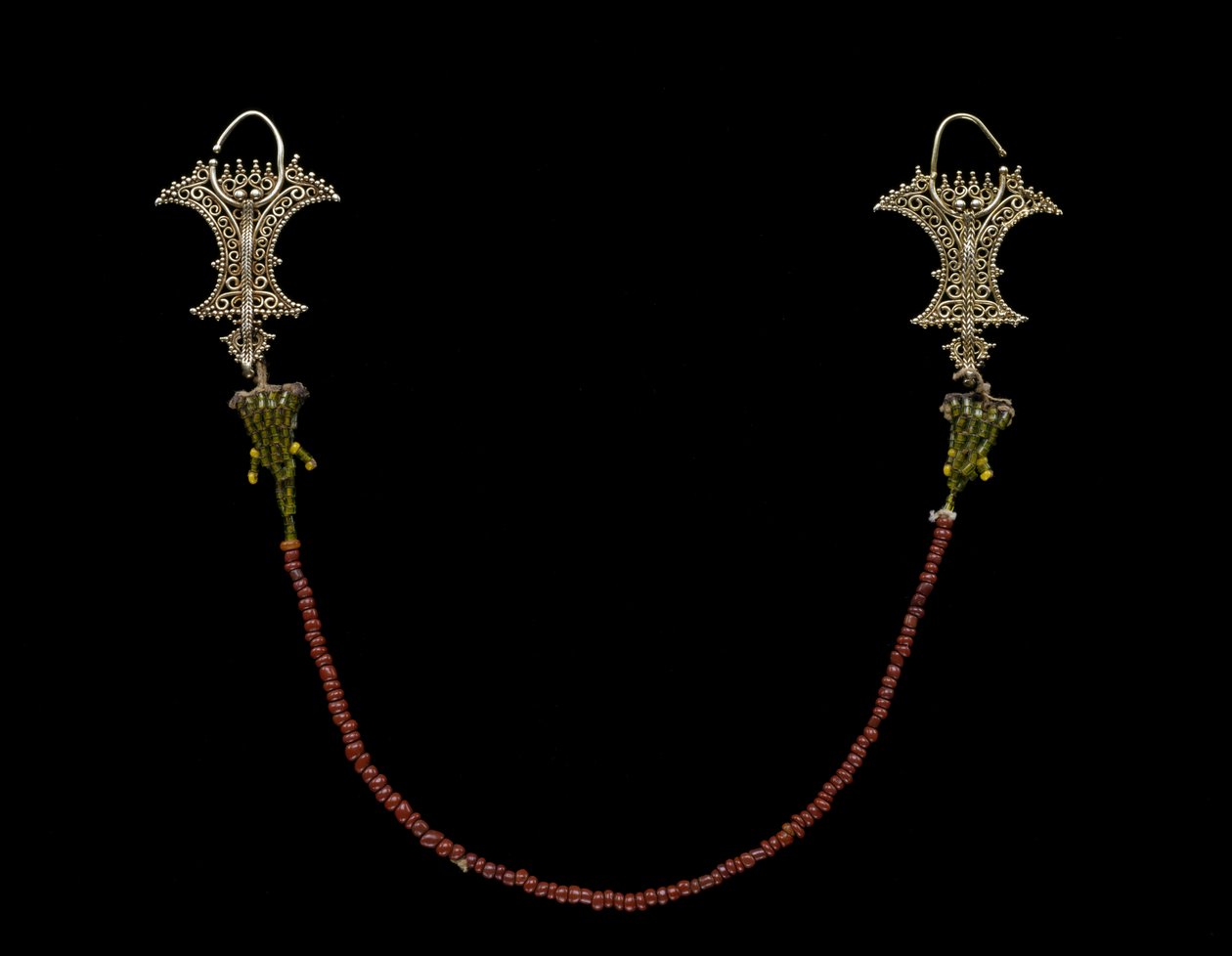 Zincirli Küpe (Kemene ni yalın), Moluccas halkları (altın ve boncuk) by Indonesian School