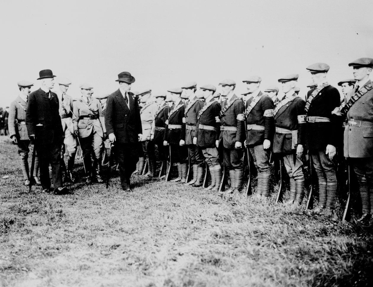 Edward Carson (1854-1935) 1914'teki İrlanda Anlaşmazlığı Sırasında Ulster Gönüllülerini Denetliyor by Irish Photographer