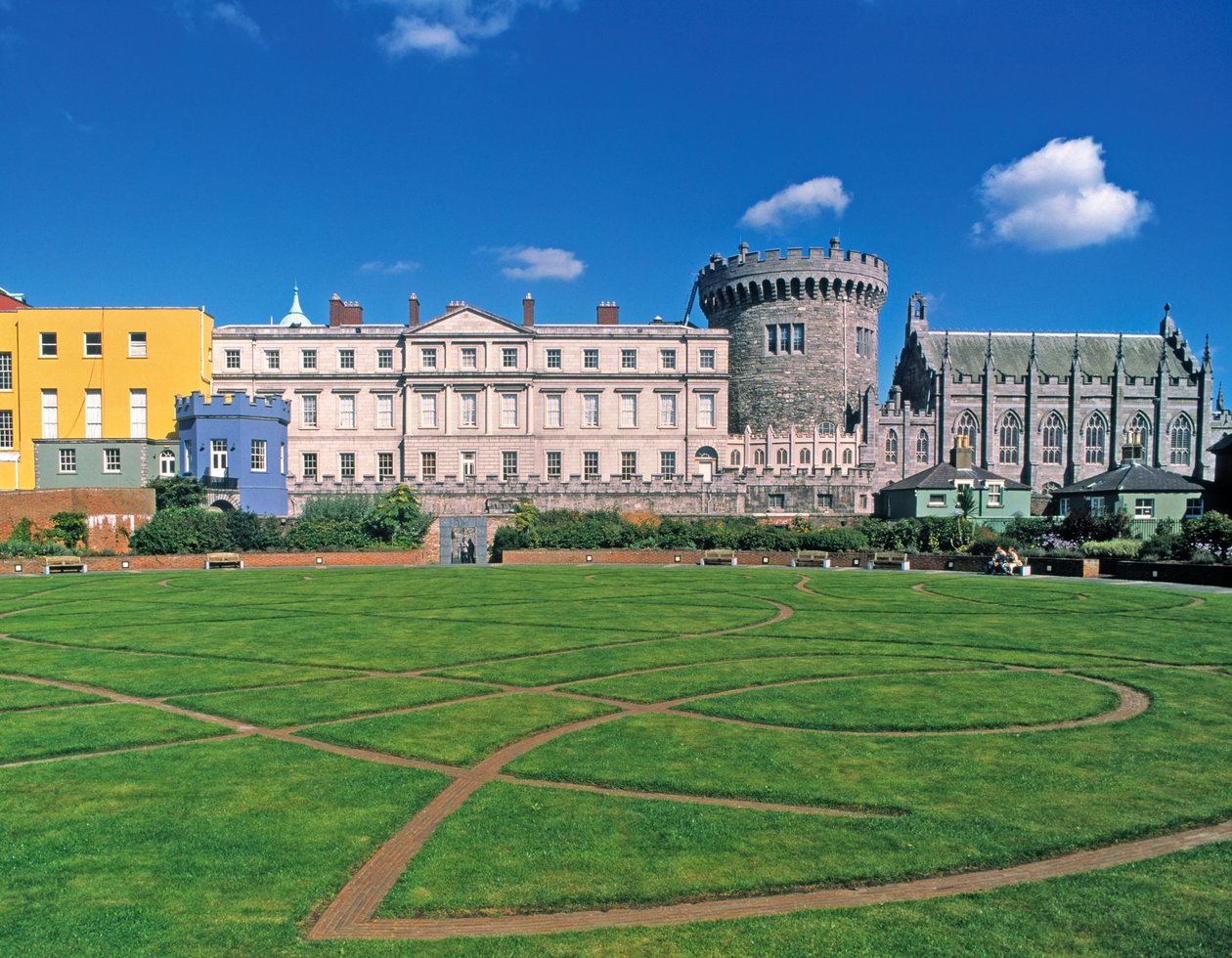 Dublin Kalesi, bahçelerden görünüm by Irish School