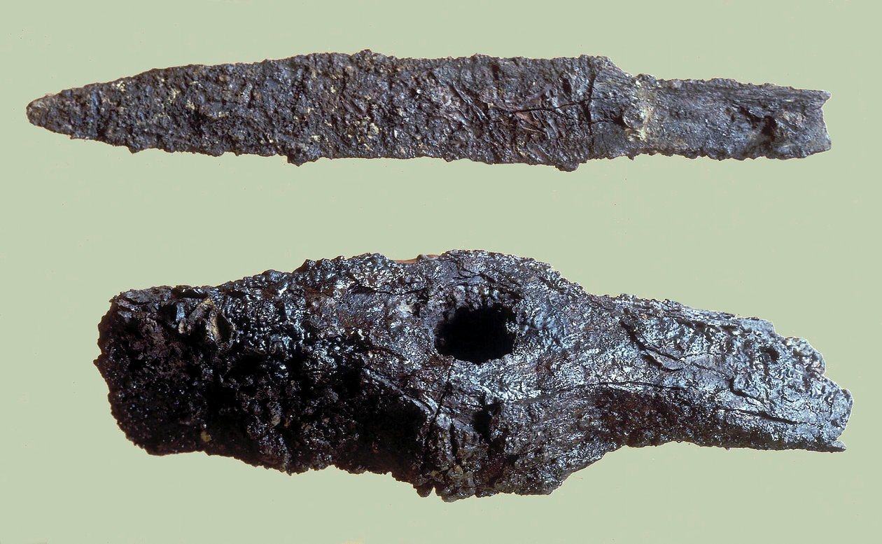 Davut Şehri kazılarında bulunan balta ve bıçak demiri by Iron Age