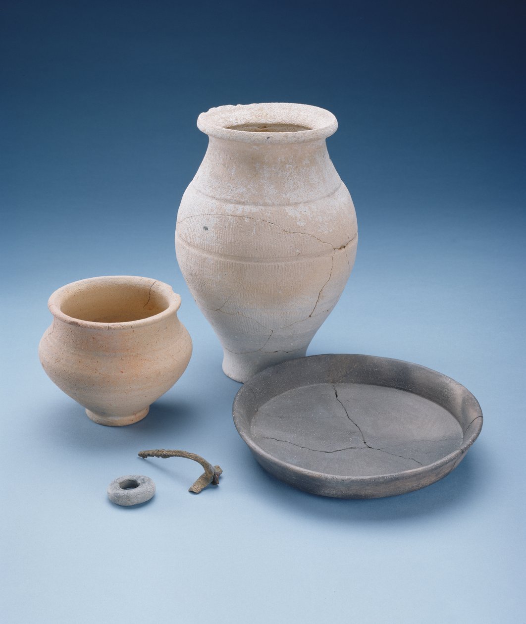 Beher, tabak, çömlek, broş ve boncuk: Watlington, Oxfordshire, geç Demir Çağı'nda bir kadının mezarından çıkan mezar eşyaları by Iron Age