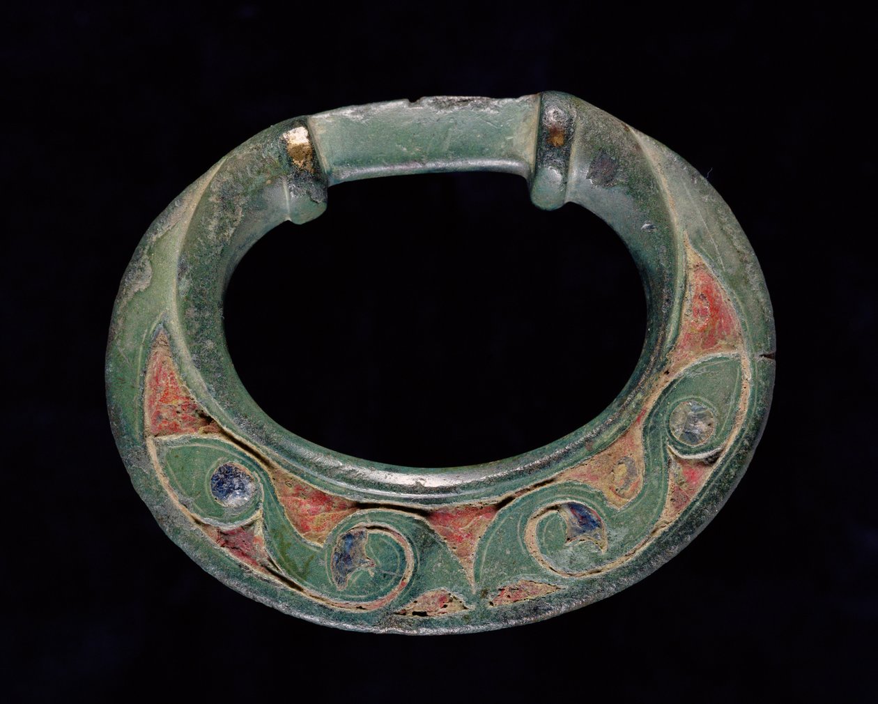 Dizgin halkası (terret), Demir Çağı (kırmızı ve mavi cam dolgulu döküm bronz) by Iron Age