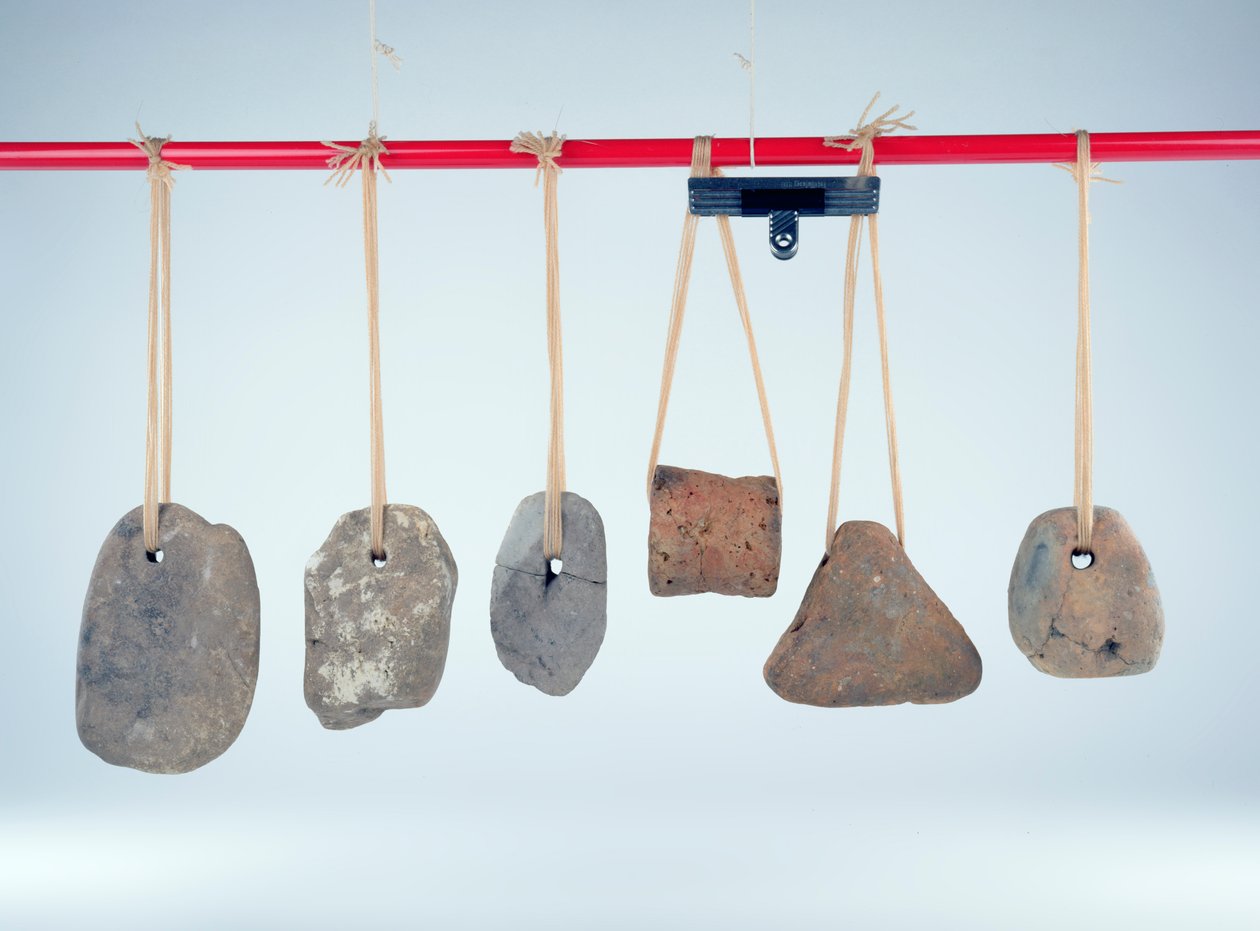 Dikey çözgü ipliklerini dik dokuma tezgahlarında gergin tutmak için kullanılan ağırlıklar, Demir Çağı by Iron Age