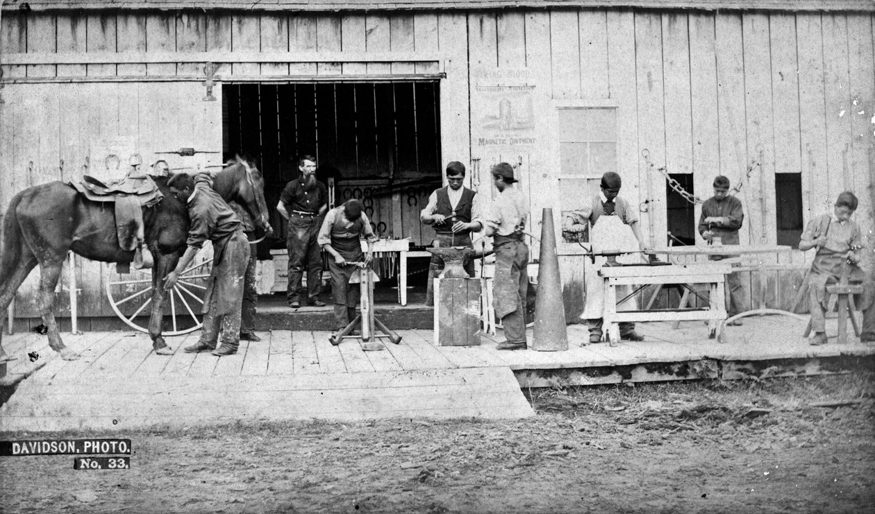 Kızılderili Eğitim Okulu, Forest Grove, Oregon: Demircilik, 1882 (bw fotoğraf) by Isaac Grundy Davidson