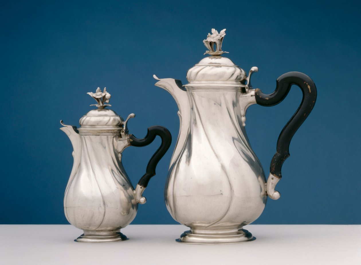 Bir Çift Çaydanlık, c.1780 (gümüş ve abanoz) by Isaak Beaucair