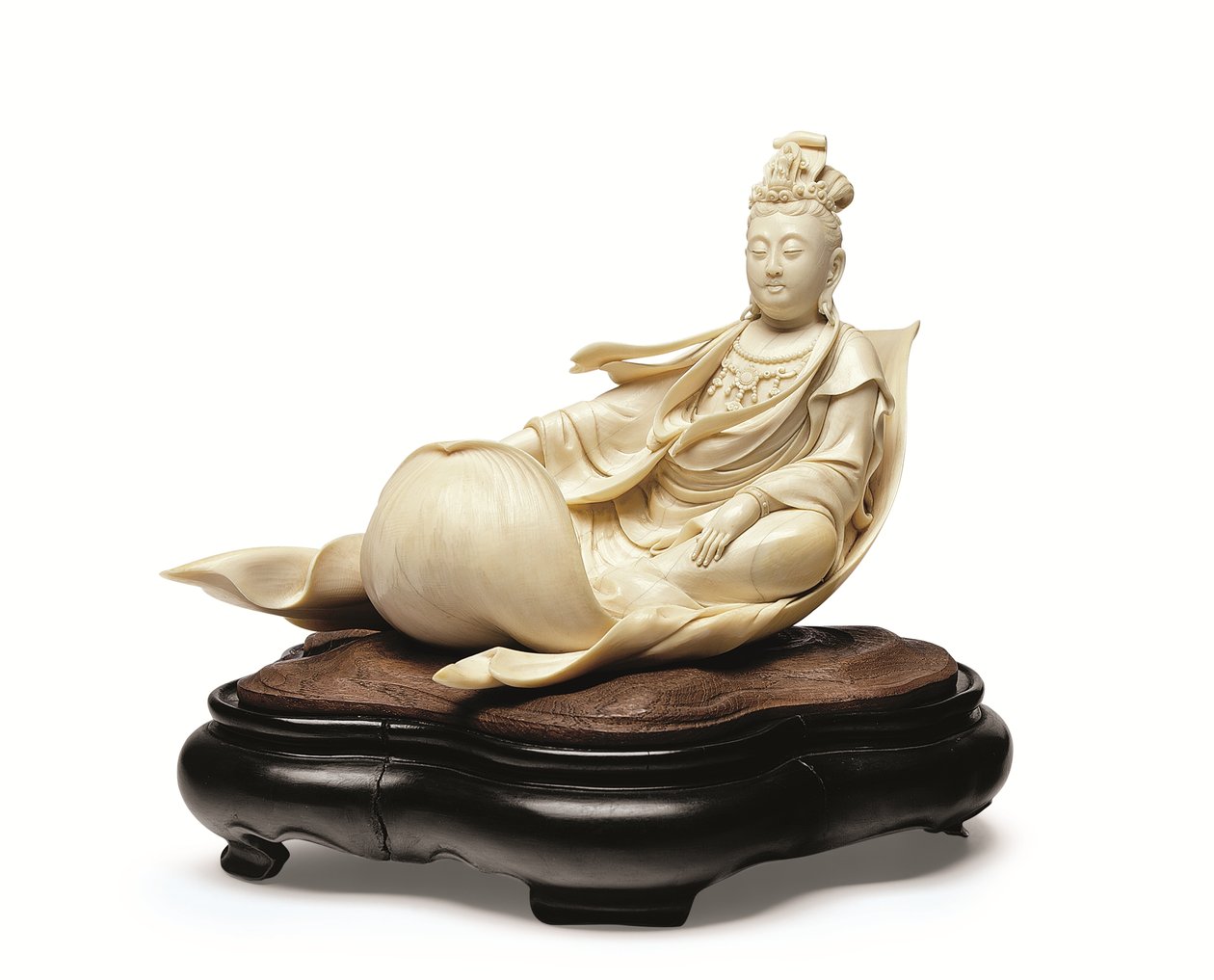 Bir nilüfer yaprağı üzerinde yüzen Kannon'un fildişi oymacılığı, Meiji dönemi, 19. yüzyılın sonları (ahşap ayaklı fildişi) by Ishikawa Komei