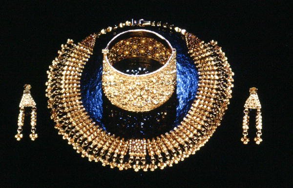 Yemeni Kolye, bilezik ve küpeler (altın) by Islamic School