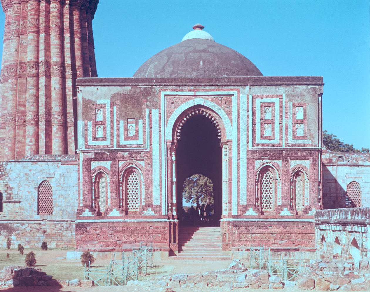 Ala-ud-din Khalji tarafından yaptırılan Alai Darwaza, 1311 by Islamic School
