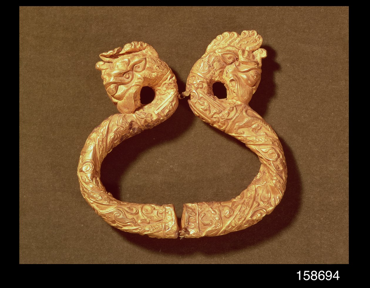 İki canavar başlı bileklik, 14-15. yüzyıl (ahşap) by Islamic School