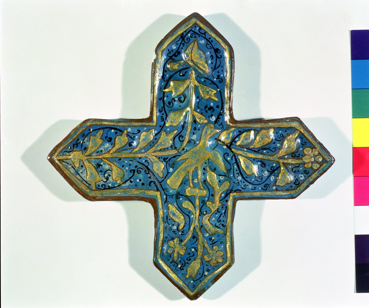 Takht-e Solaiman tarzında haç biçimli sır üstü yaprak yaldızlı karo, 13.-14. yüzyıl (seramik) by Islamic School