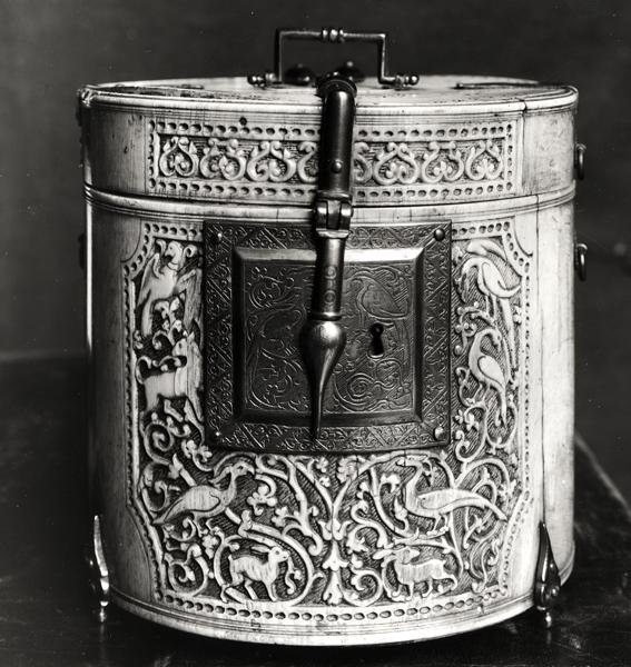 Hayvanlarla oyulmuş silindirik kutu, Mağribi by Islamic School