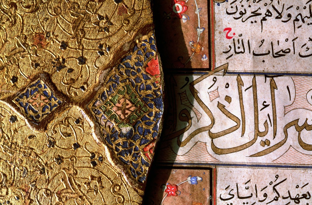 Karmaşık altın ve lapis lazuli tezhiplerinin detayı ve bir Kuran kapağında sül ve nesih yazılarıyla arabesk tasarımlar by Islamic School