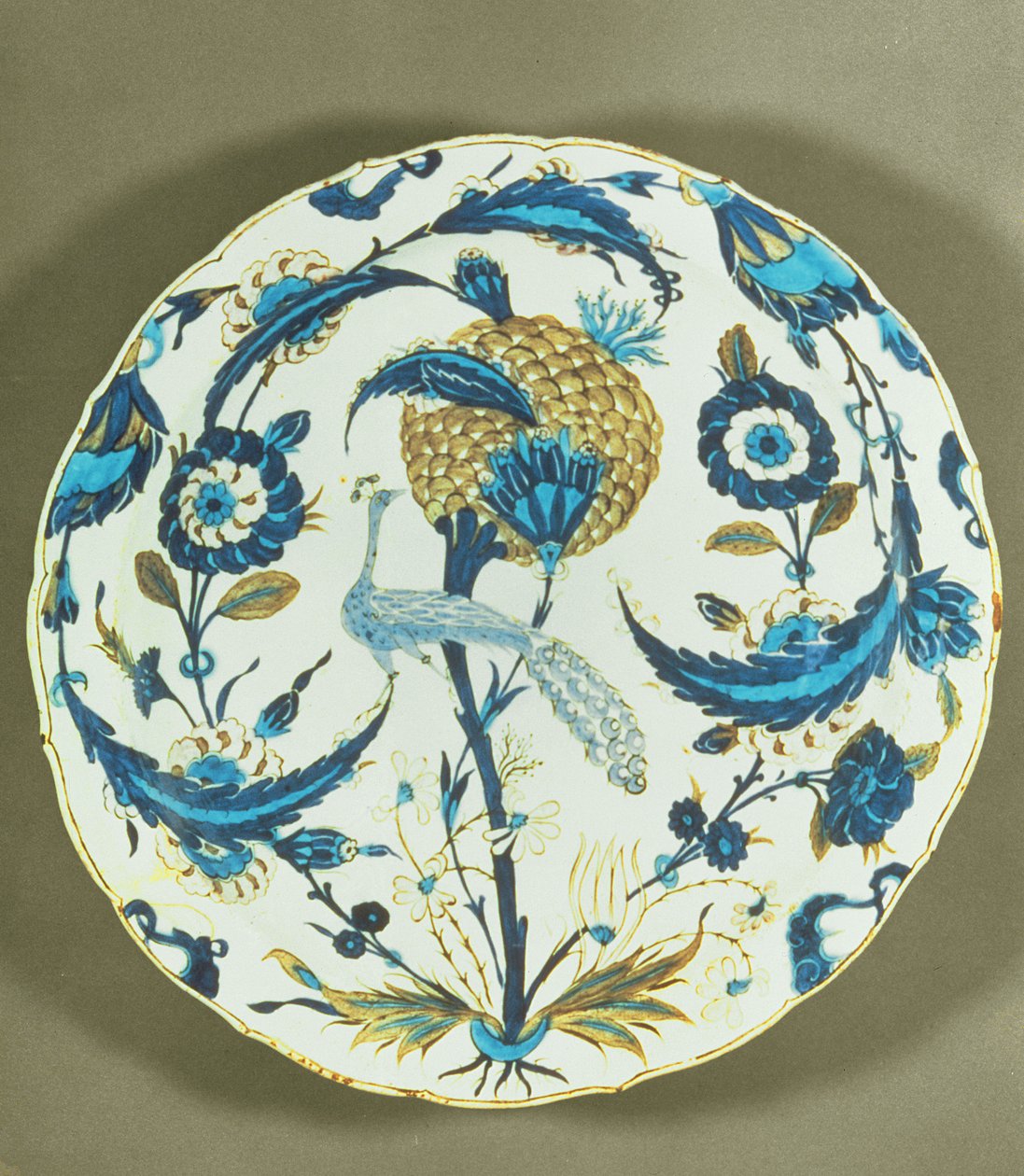 Çiçekler arasında tünemiş bir tavus kuşu ile boyanmış İznik çanak, Türkiye, c.1550-55 (polikrom sırlı fritware) by Islamic School