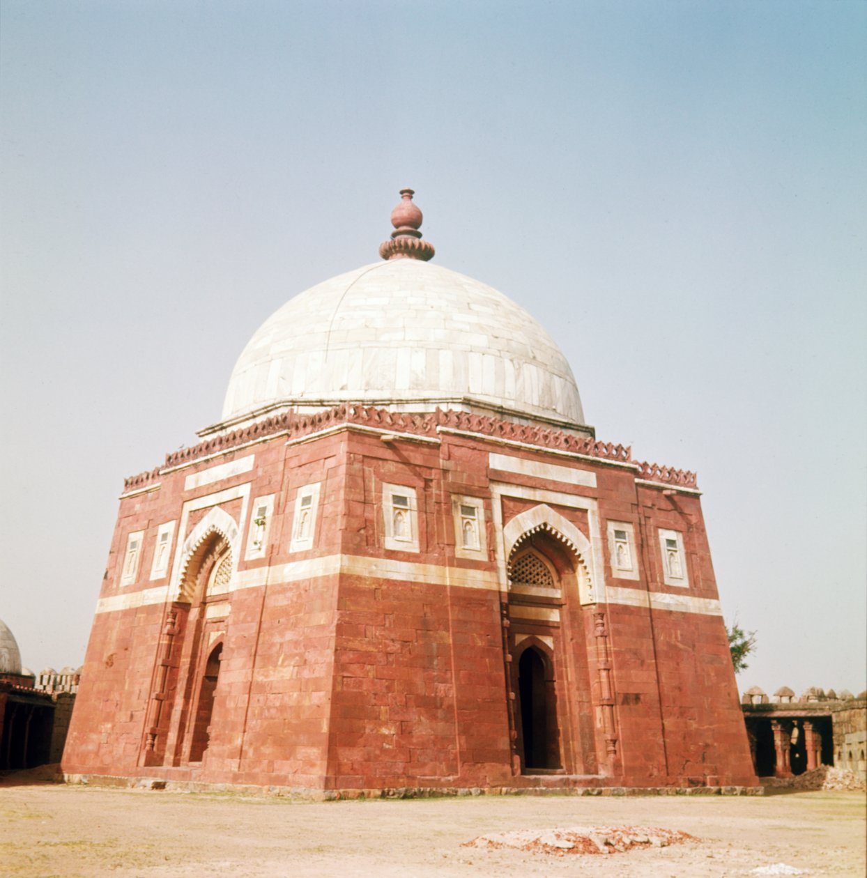 Ghiyathud-din Tughluq Mozolesi, Tughluqabad, 1321-25 by Islamic School