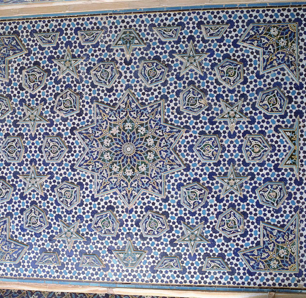 Merkezi güneş madalyonunu çevreleyen çıkıntılı palmet ve yıldızlara sahip bir çiftten biri olan kuzey portal kiremit paneli, 1453