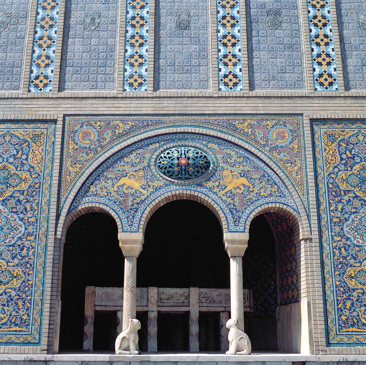 Çini kaplamalı, ızgaralı ve yekpare taş sütunlu eyvanlardan biri by Islamic School