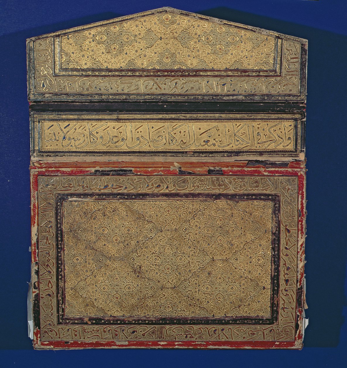 Sure 56 sülüs (deri) yaldızlı eslimi tasarımlı bir Kuran kılıfının dış yüzü (bkz. 181734) by Islamic School