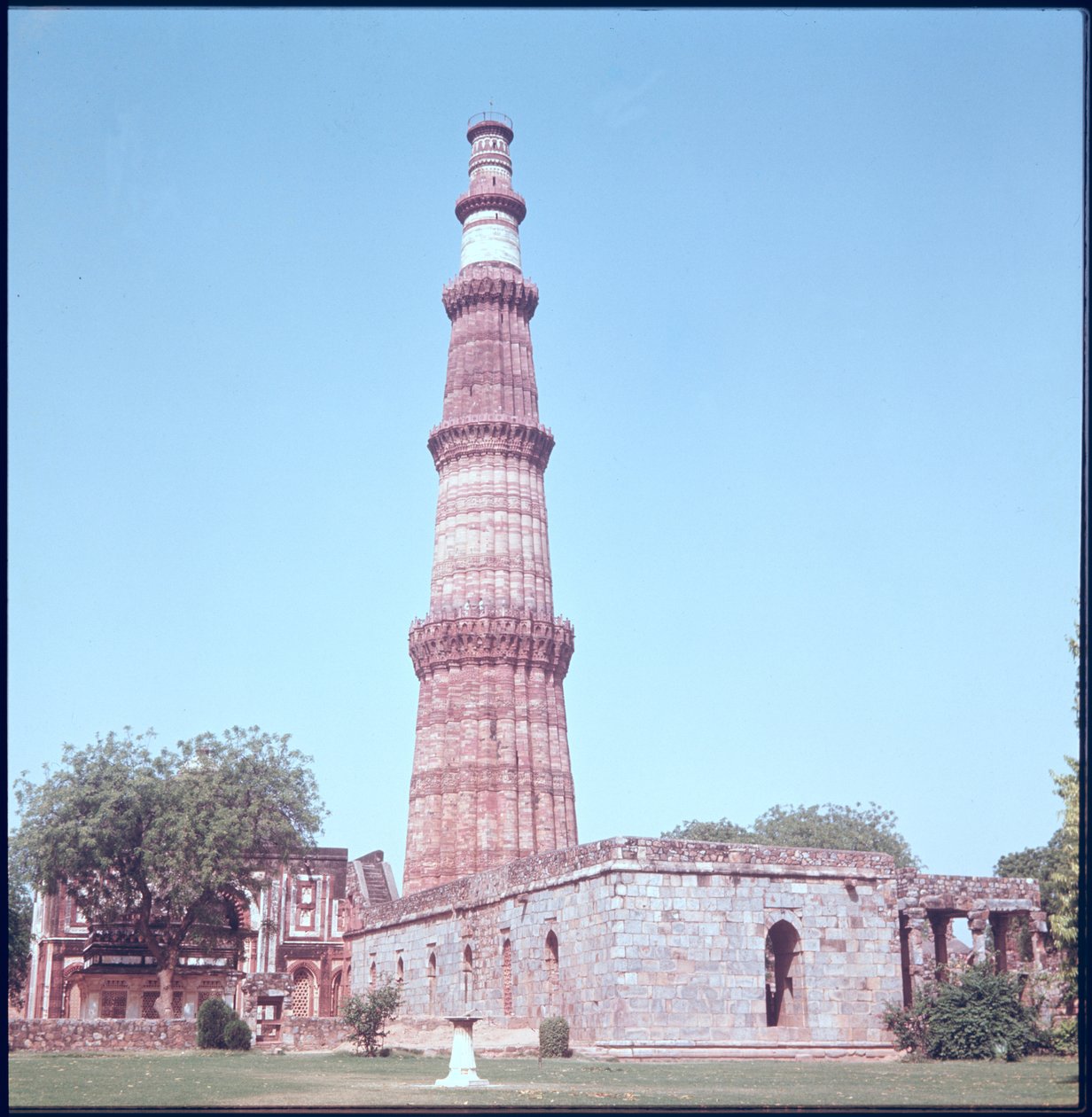 Qutab Minar, inşa 1193-1230 by Islamic School