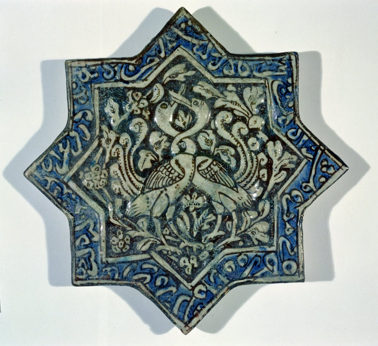 Takht-e Solaiman tarzında yıldız şeklinde sır üstü yaprak yaldızlı karo, 13.-14. yüzyıl (seramik) by Islamic School