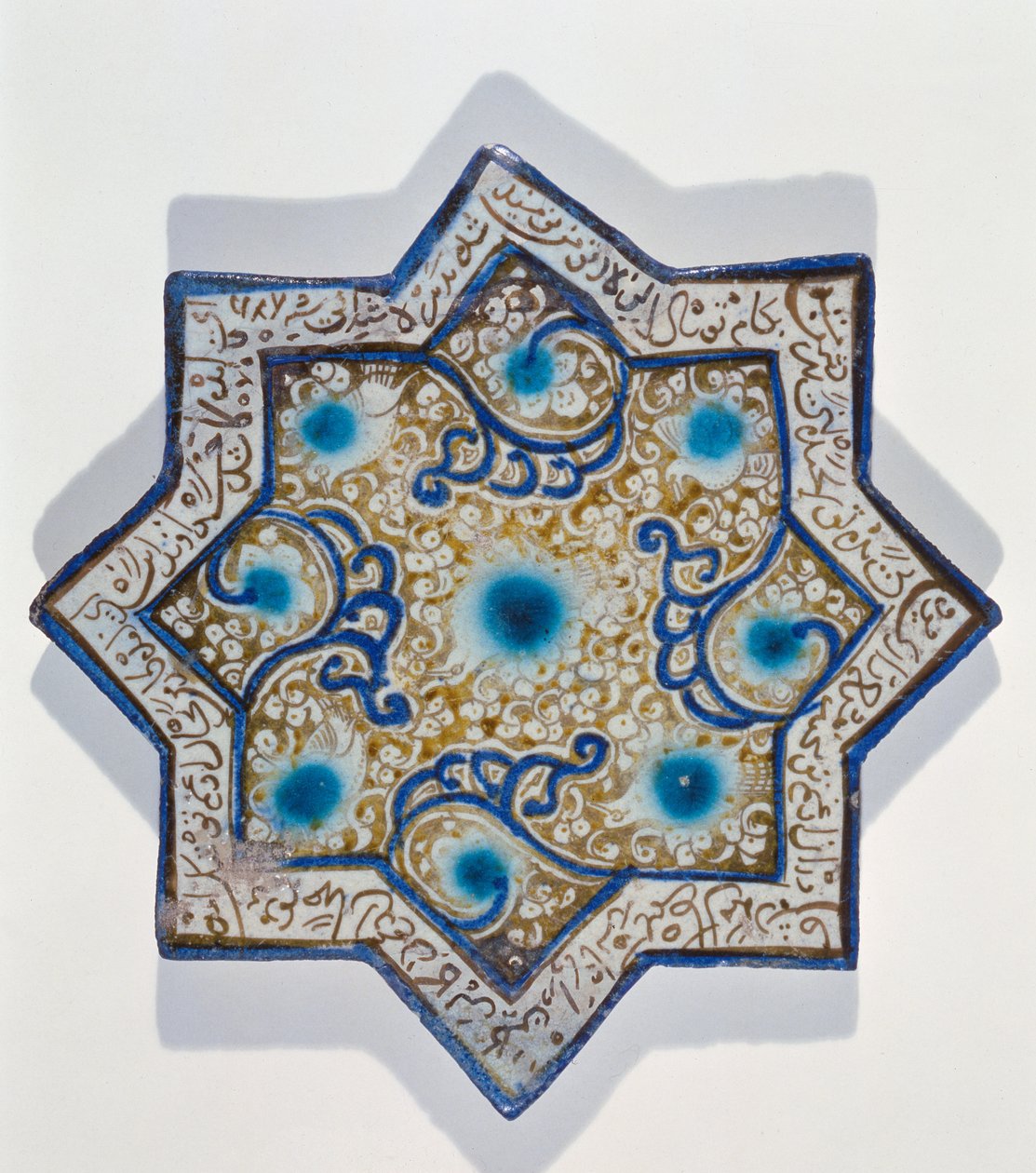 Takht-e Solaiman tarzında yıldız şeklinde sır üstü yaprak yaldızlı karo, 13.-14. yüzyıl (seramik) by Islamic School