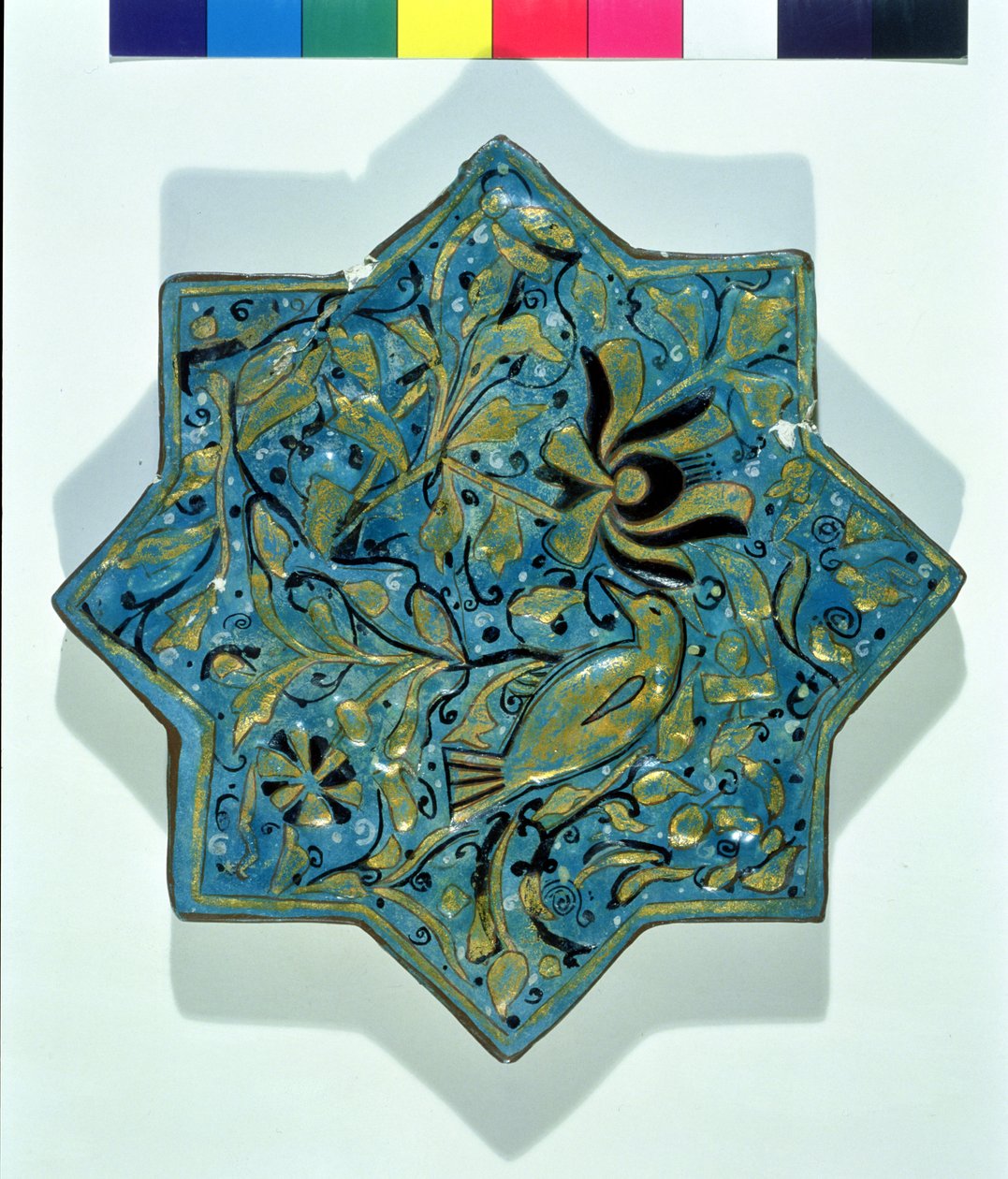 Takht-e Solaiman tarzında yıldız şeklinde sır üstü yaprak yaldızlı karo, 13.-14. yüzyıl (seramik) by Islamic School