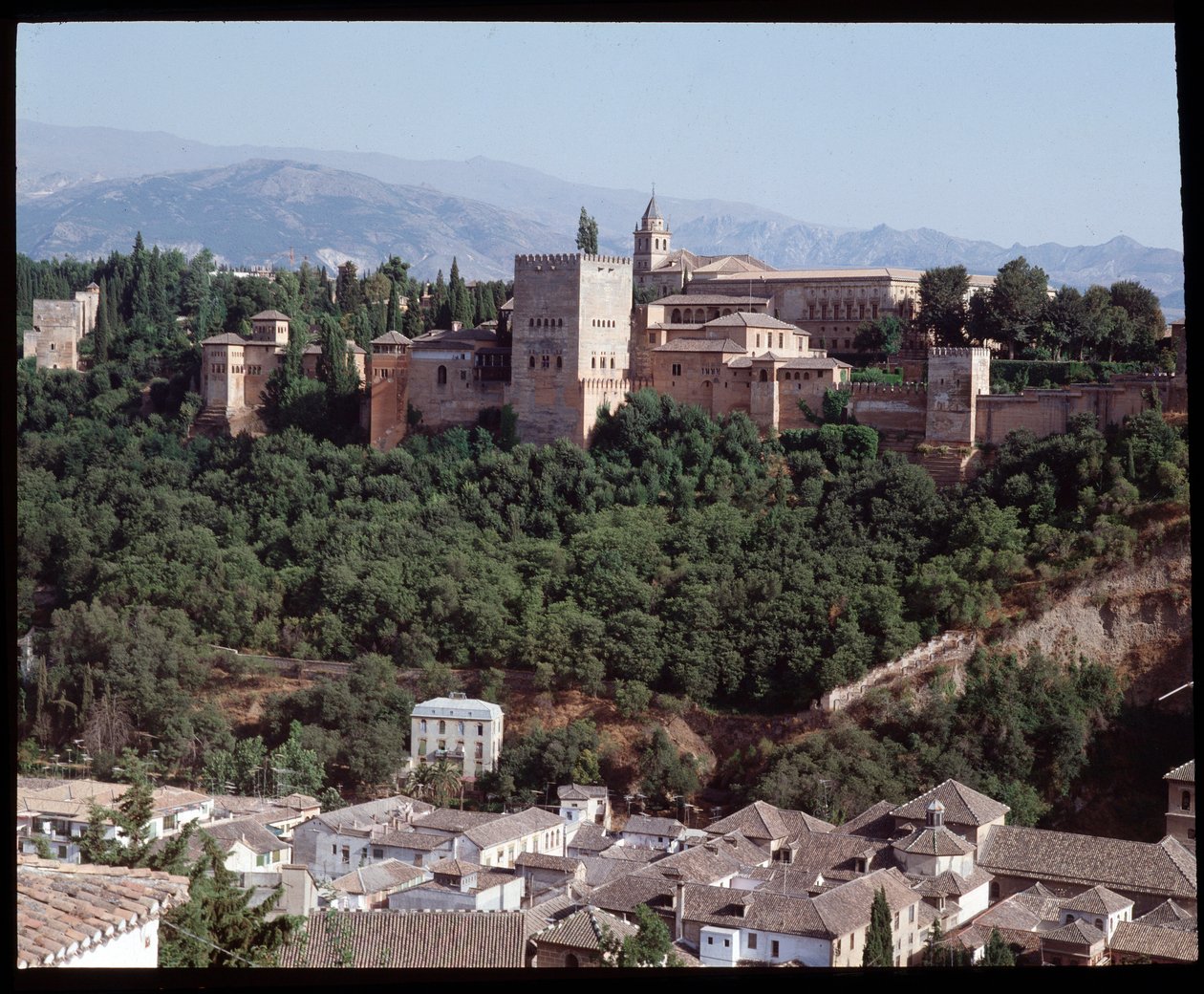 Alhambra kalesi ve sarayının görünümü by Islamic School