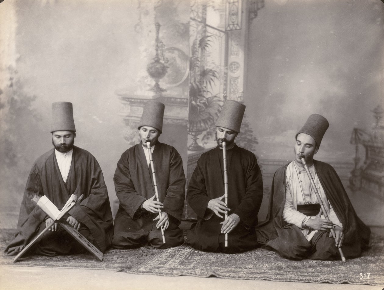 Üç Derviş müzisyen ve bir şarkıcı, Türkiye, 1890 dolayları by Italian Photographer