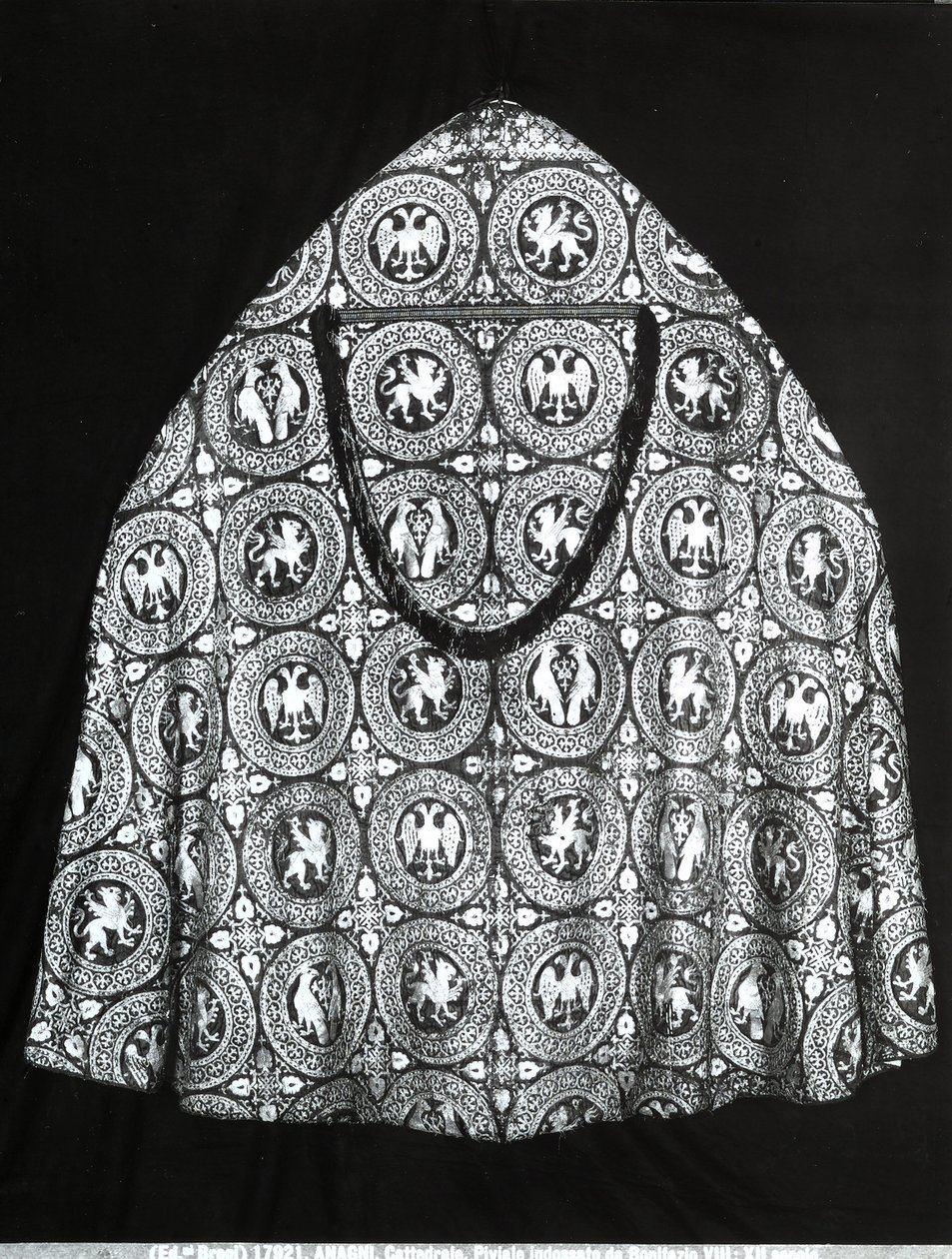 Papa Boniface VIII (c.1235-1303) tarafından giyilen Cope (tekstil) by Italian School