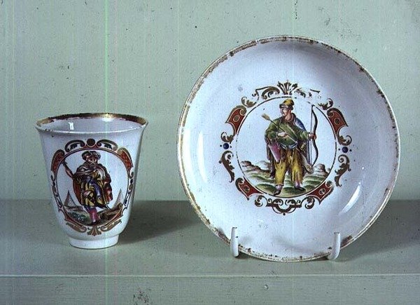 Fincan ve fincan tabağı, Vezzi fabrikası, Venedik, c.1725 (porselen) by Italian School