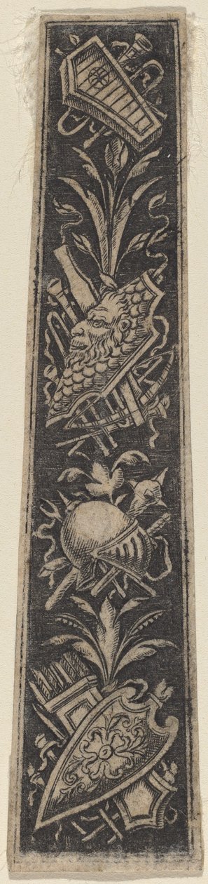 Zırhlı ve Müzik Aletli Süs Tabağı by Italian 18th or 19th Century