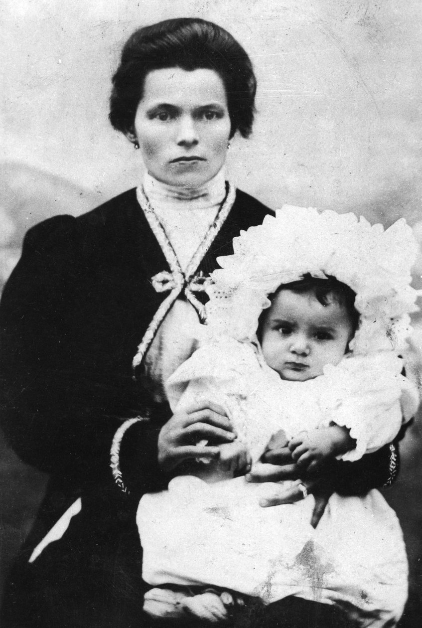 Benito Mussolini, annesi Rosa Maltoni ile birlikte - 1884 - Benito MUSSOLINI (1883-1945) annesi Rosa Maltoni