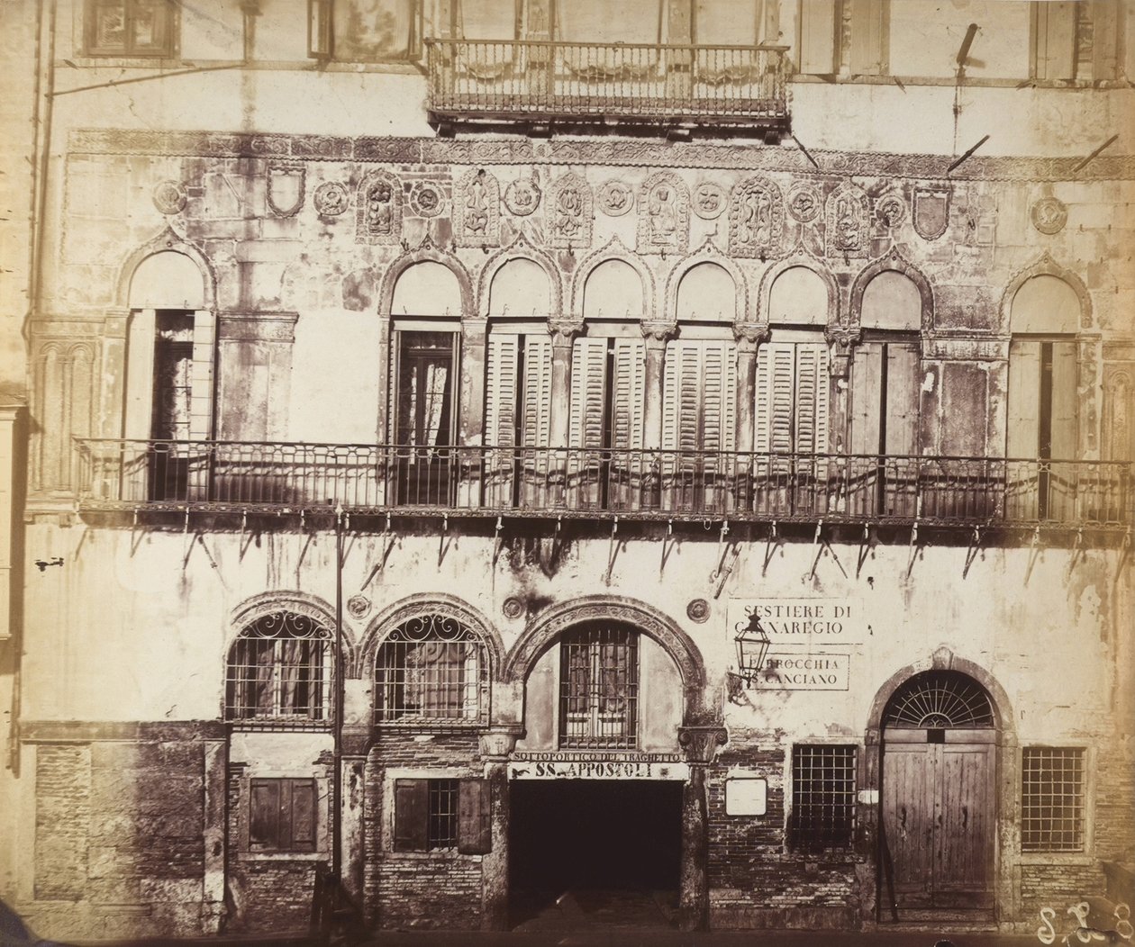Sestriere di Cannaregio, Venedik üzerine bina by Italian Photographer