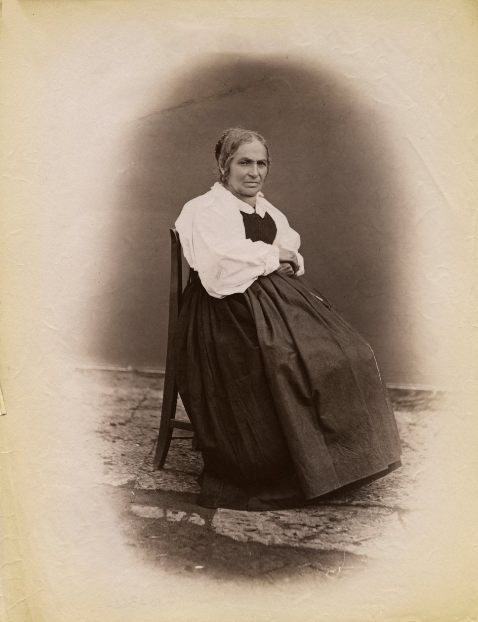 Sandalyede oturan yaşlı kadın, Parre, Lombardiya, İtalya, fotoğraf Premiata Fotografia Taramelli, Bergamo by Italian Photographer