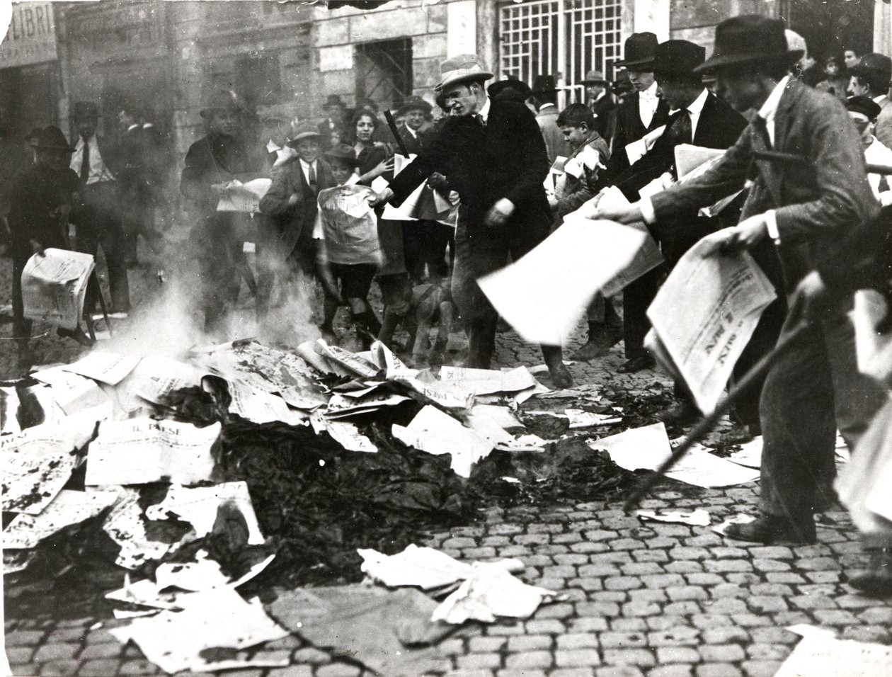 Faşist ekip kuşatmayı yıktıktan sonra sosyalist gazeteleri “Il Paese”i yaktı by Italian Photographer